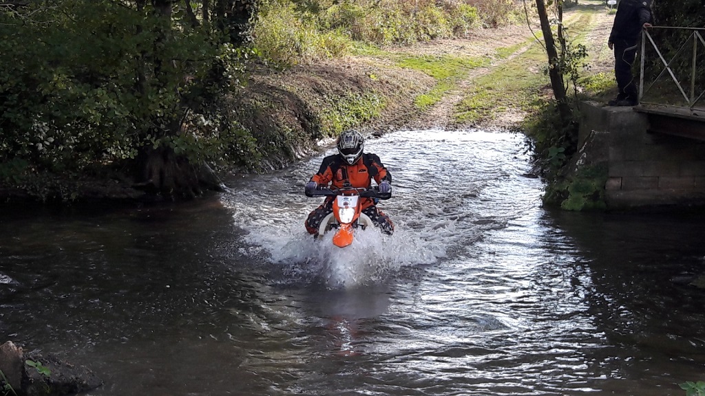 Passage à gué à moto - IxtemMoto
